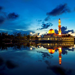 المسجد العائم ايقونة إسلامية مميزة في ماليزيا طقس العرب