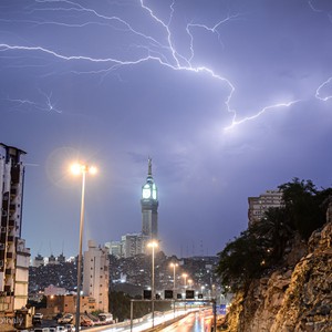 عاجل | بث مُباشر للأمطار والبروق الان في سماء الحرم المكي الشريف في مكة المكرمة  