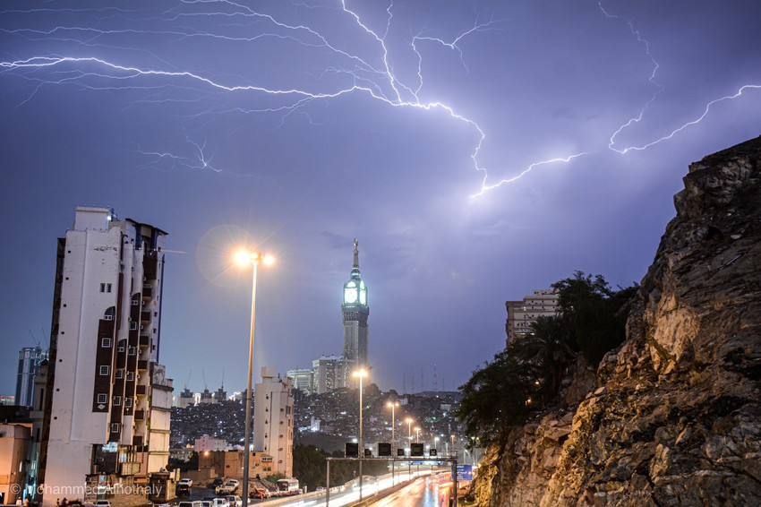 عاجل | بث مُباشر للأمطار والبروق الان في سماء الحرم المكي الشريف في مكة المكرمة