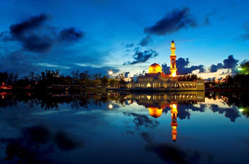 المسجد العائم ايقونة إسلامية مميزة في ماليزيا طقس العرب